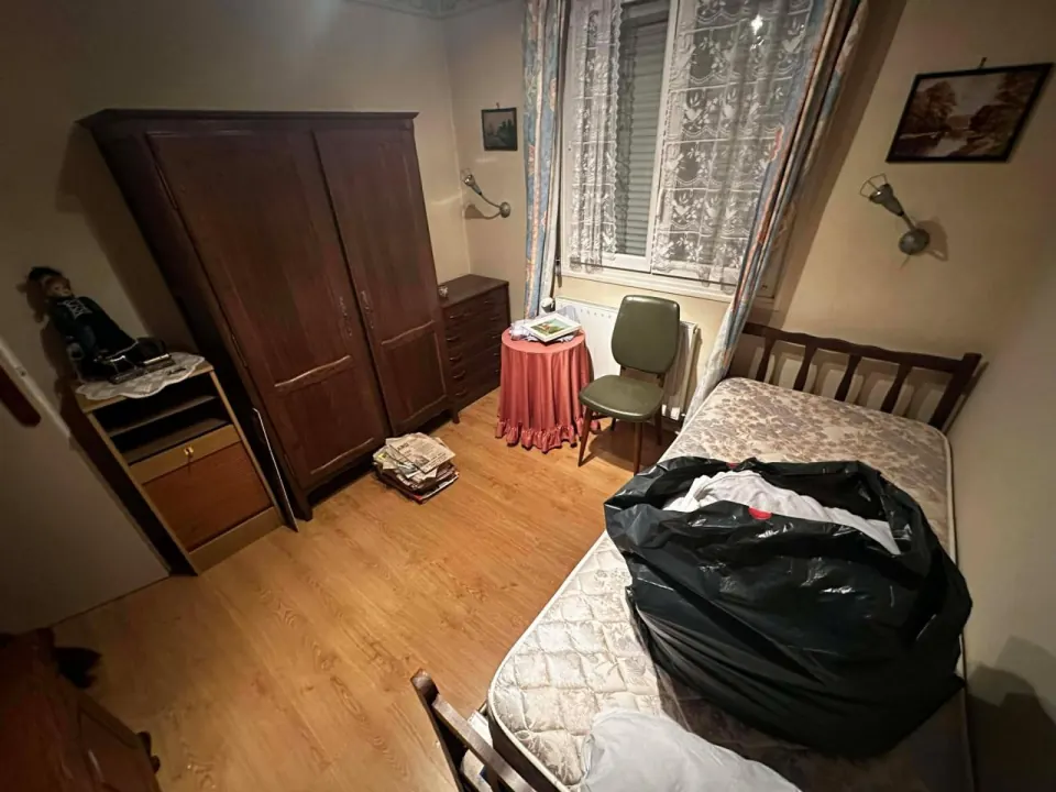 Chambre encombrée avant le débarras d'un appartement à Lille