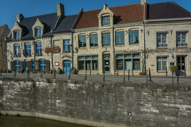 Quai et maisons flamandes au bord du canal à Bergues