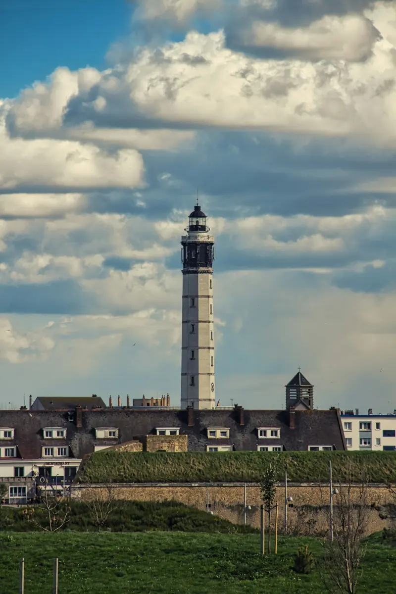 Phare de Calais sous un ciel nuageux
