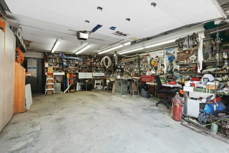Garage rempli d'outils et d'encombrants à débarrasser