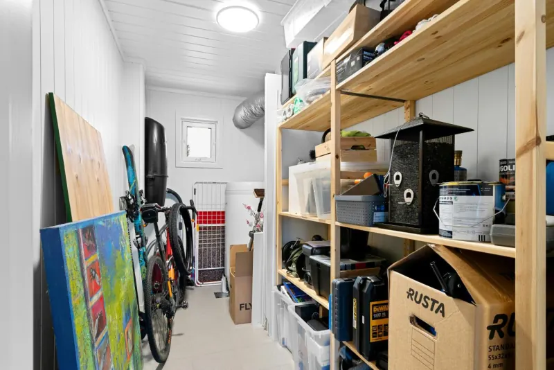 Réserve de magasin avec étagères et cartons à débarrasser