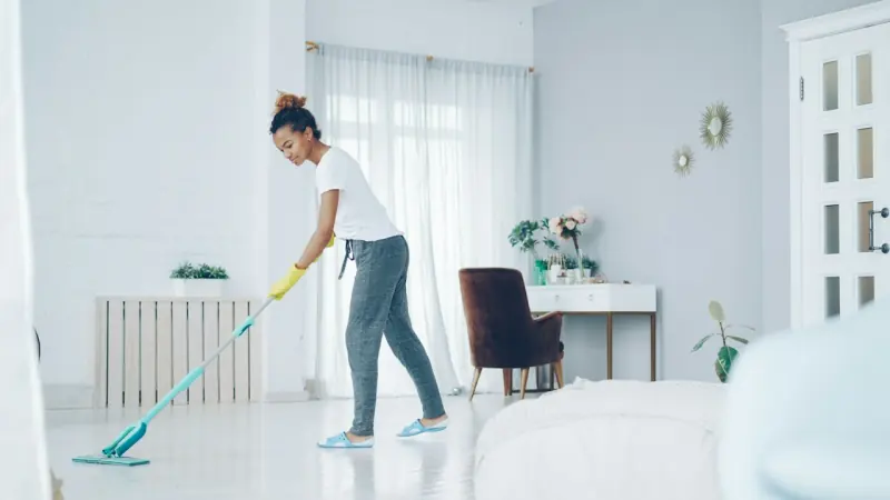 Nettoyage du sol d'un logement après un débarras