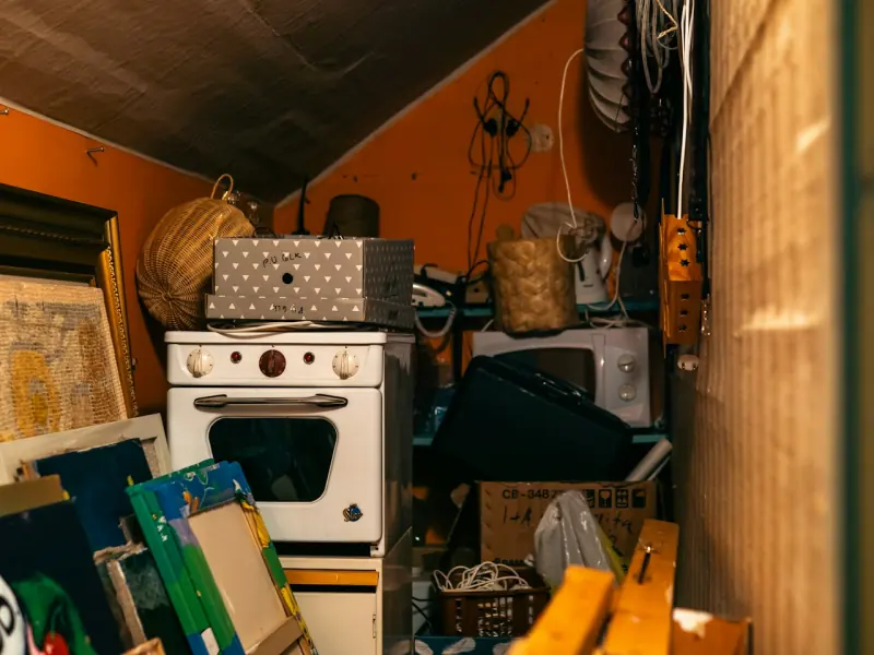 Pièce encombrée de meubles et d'objets avant un vide maison