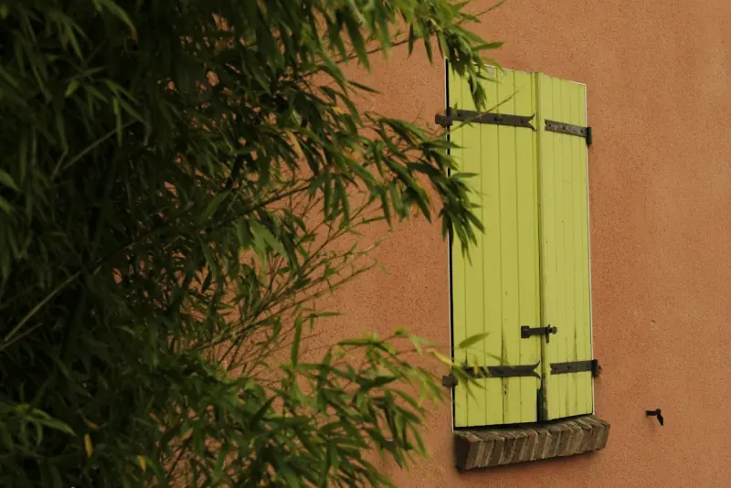 Façade d'une maison à volets à Saint-Omer